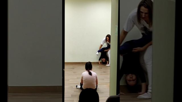 На потолке, стою