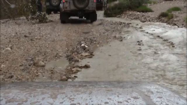 Land Rover in the river bed. Land Rover nel letto del fiume.