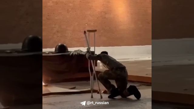 Караульный помог солдату у Вечного огня