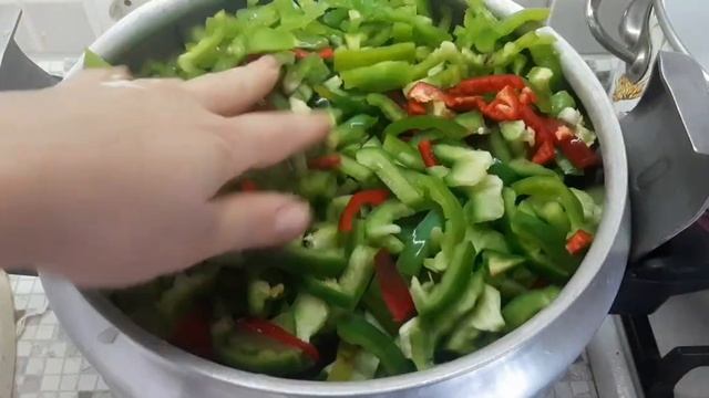 обалденно вкусный салат на зиму с огурцами