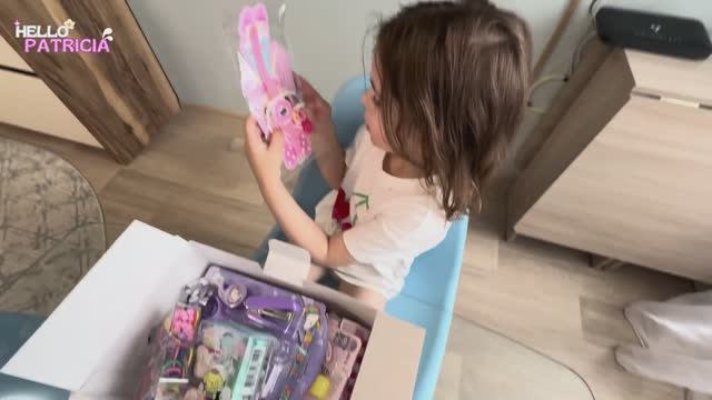 Распаковка подарочного набора! Косметика, украшения, концелярия. Далаем Hello kitty из страз!