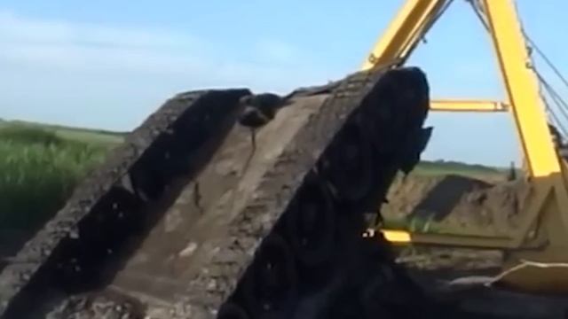 Um Homem Encontra um Avião Abandonado e Olha Dentro Dele