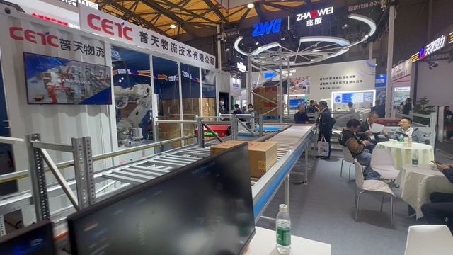 CeMAT Asia 2024. Роботы разгружают машину и перевозят коробки на склад