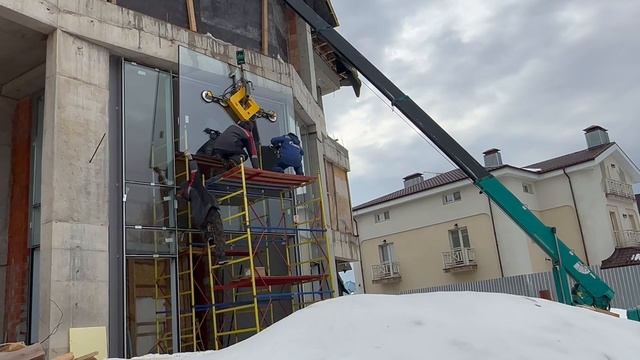 Монтаж стеклопакетов мини краном и присоской