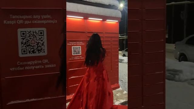 красотка в красном