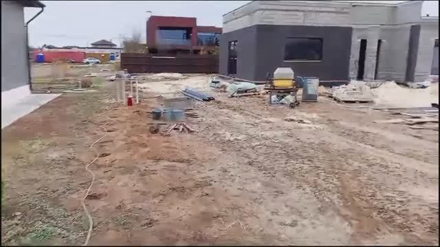 Пробурил лунки мотобуром . Собираюсь бетонировать столбы под забор .
