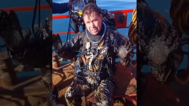 Водолаз после погружения в море с мазутом