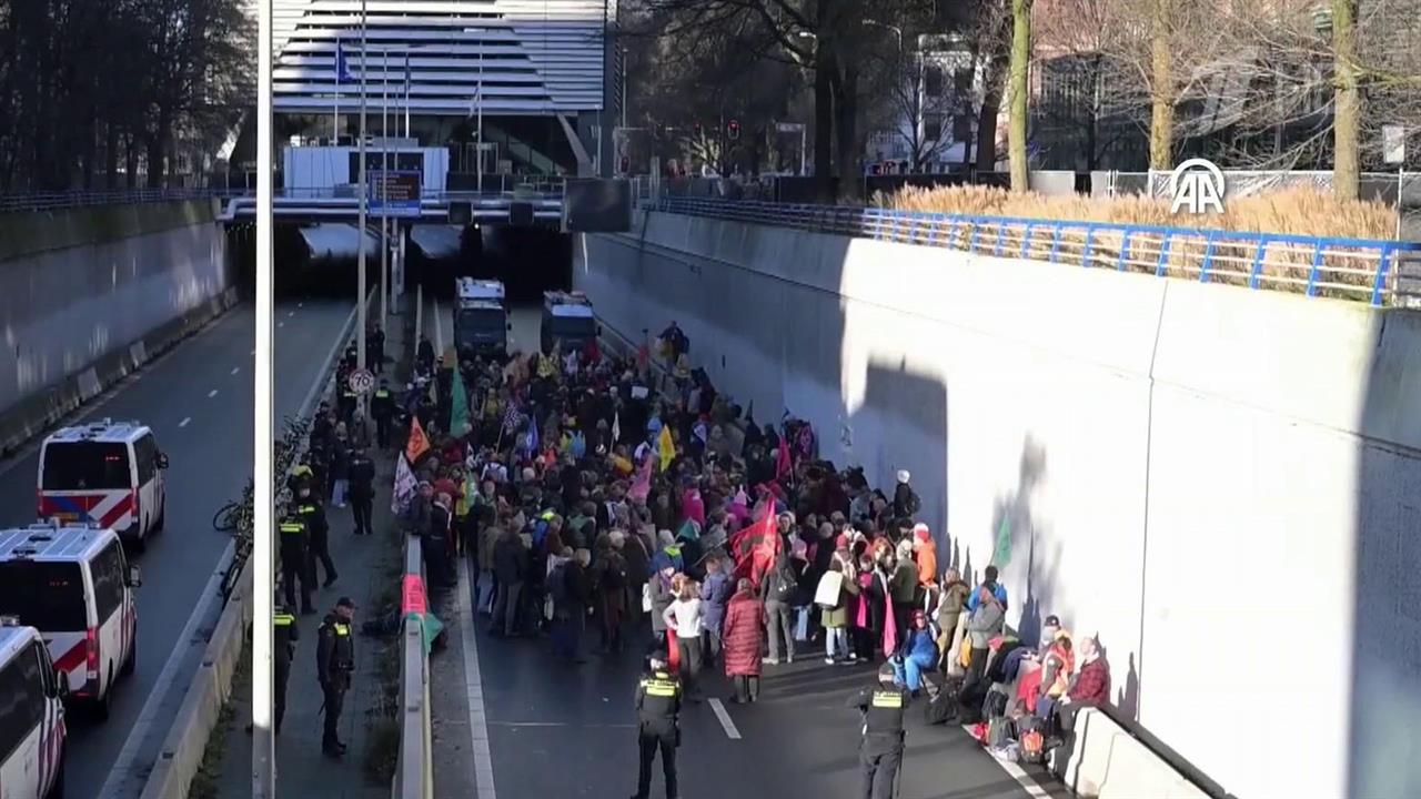 В Нидерландах экологические активисты заблокировали автотрассу в районе Гааги