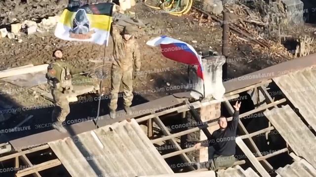 🇷🇺⚡️Военные 10 танкового полка 20 дивизии установили флаг России над Янтарным на Кураховском напра