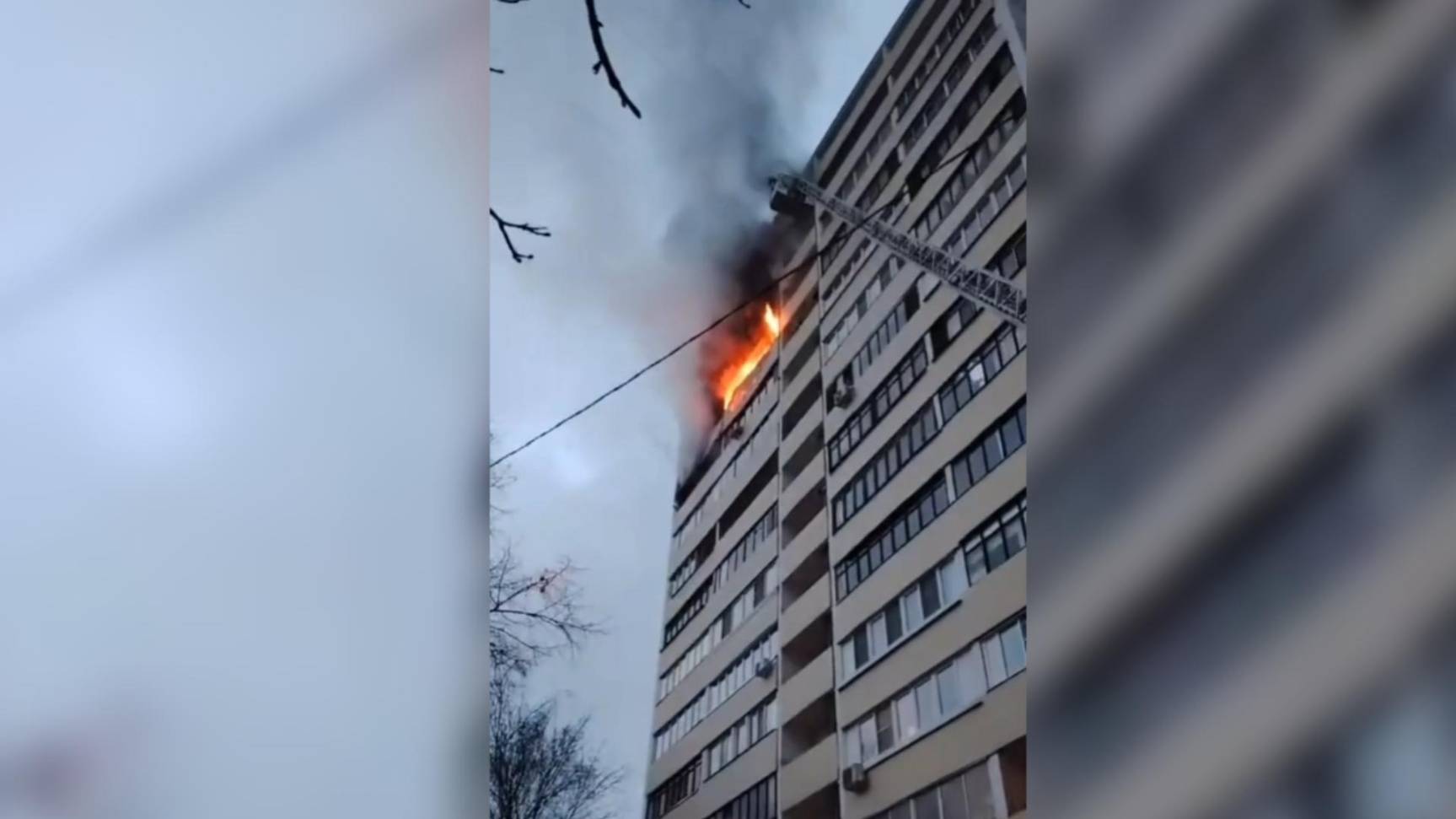 На северо-востоке Москвы двух человек спасли из загоревшейся многоэтажки