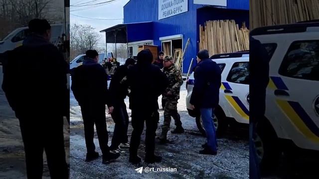 В Виннице полицейский угрожал пистолетом тем, кто пытался помешать военкомам мобилизовать мужчин...