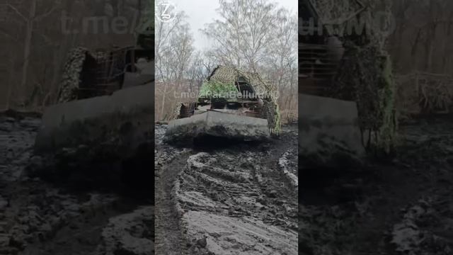 БТР-80 обварили решётками, доп.бронёй и дополнили отвалом для штурмовых действий.