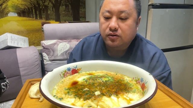 鸡蛋糕里藏腰子，大哥一勺接一勺，娘俩边吃边夸好，姑娘吃完蒙了