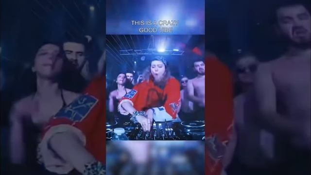 По голове себе постучи