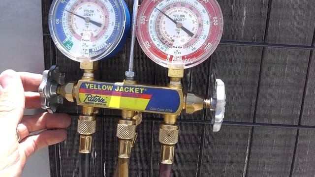 HVAC gauge sweeping - unhooking manifold gauges the right way from thermal-medics.com