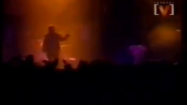 Crowd throws coins at Oasis in Vancouver 1996