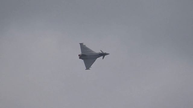 Breathtaking fly of RAF Typhoon at Bournemouth Air Festival 2016