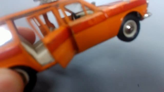 Made in USSR 1/43 scale model Volga airfield ecort