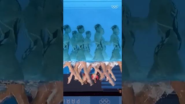 Синхронное плавание вверх ногами