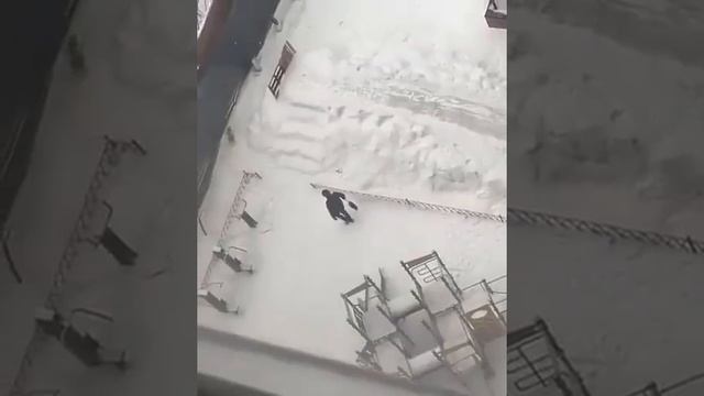 Типичная прогулка бати с ребенком