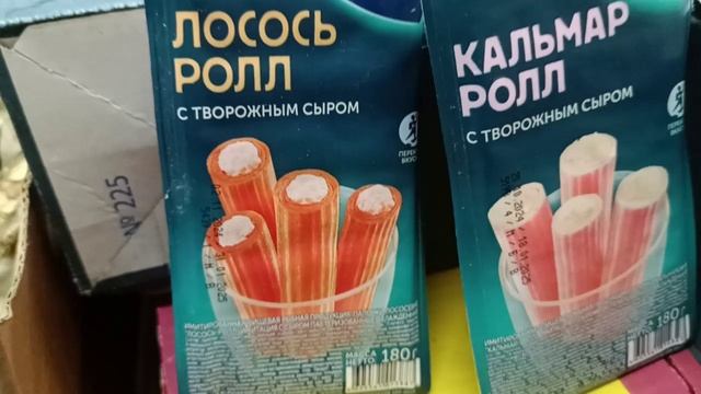 В продуктовых рядах "Светофора" ажиотаж и многие популярные товары уже раскуплены. Обзор.