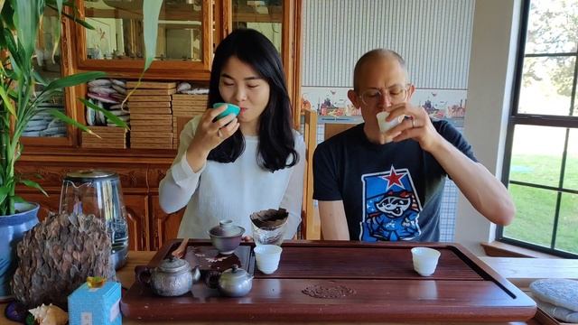 Scott and Xiao Yao Drink the 2019 Yunnan Sourcing Man Gang White Tea and Flowers Cake