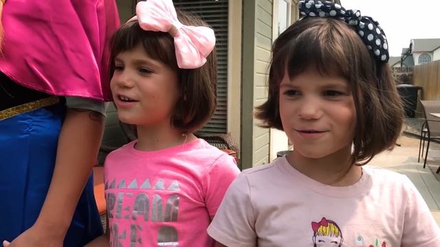 Frozen Elsa races Anna in the Minnie Mouse POWER WHEELS car!