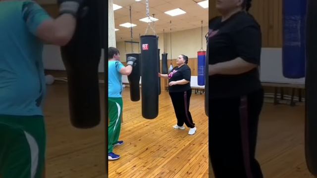 "Пельмень" берёт уроки женского бокса!