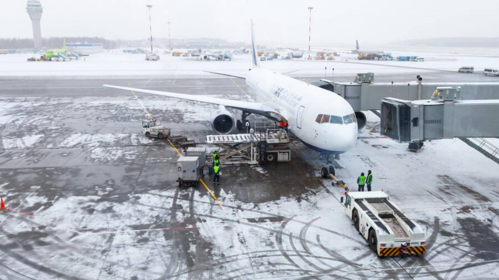 Аэропорт Санкт-Петербурга открыт на прием и выпуск самолетов