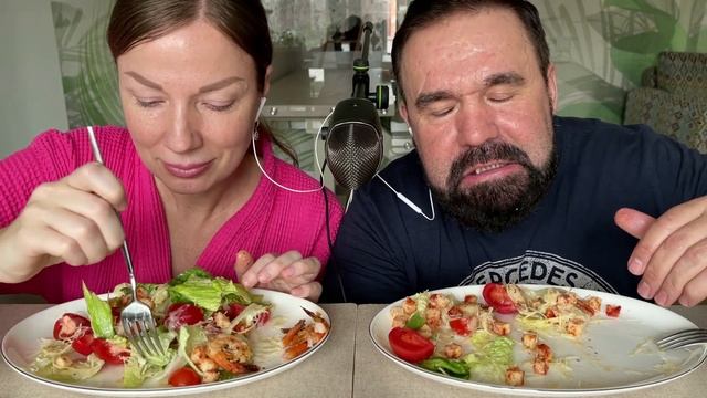 АСМР eating салат ЦЕЗАРЬ с креветками!