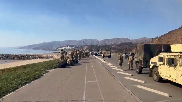 В Калифорнии в связи с сообщениями о поджогах и мародерстве мобилизована Национальная гвардия