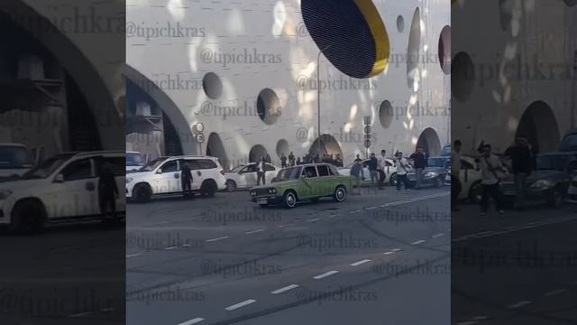 Полиция сообщает, что ищет дрифтунов, которые перекрыли движение на улице Конгрессной.