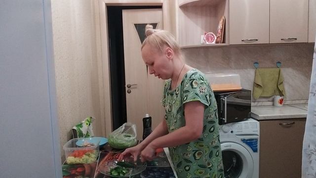 Готовим ужин вместе с Тёмой! 😊 Домашняя шаурма с курочкой и овощами! Будет вкусно! 😊