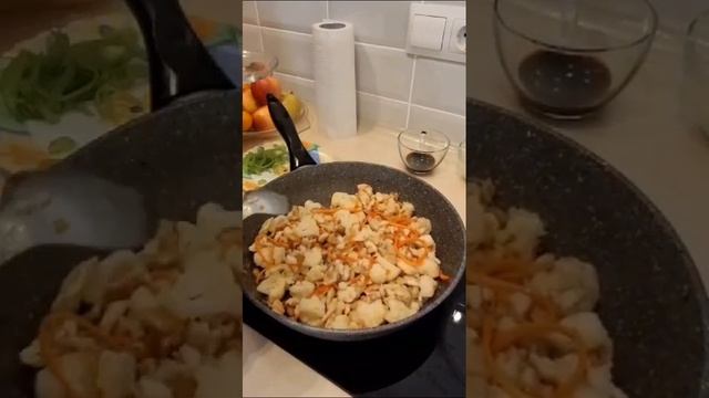 Курица с цветной капустой 🍲 Вкусное блюдо😋 #блюдо #еда #готовимполезно #приятногоаппетита #полезно