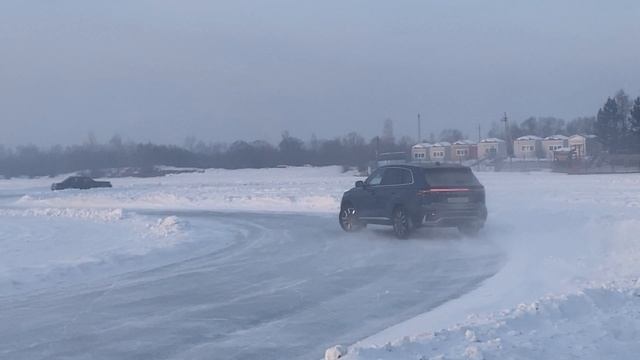 Geely Monjaro на ледяном треке