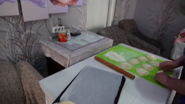 Уставшей пенсионерке никакого покоя на пенсии готовлю 24 часа в сутки Булочки с творогом готовим мы