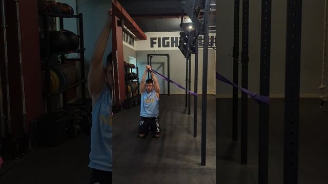 Боковая наклоны на коленях с резиной #fitness #спорт #kg #crosfit #пресс