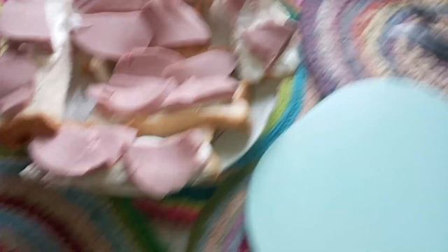 готовим(бутерброды с мазиком и колбасой,и делаем чай❤).Влог😚😚😚#vlog #влог