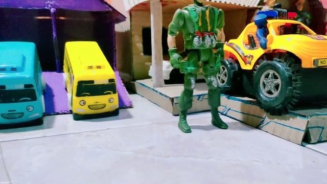 Mainan bus tayo Rumah kardus dan robot"Tan siap memburu yupi #lucubanget 😂😂😂😂#koleksimainan