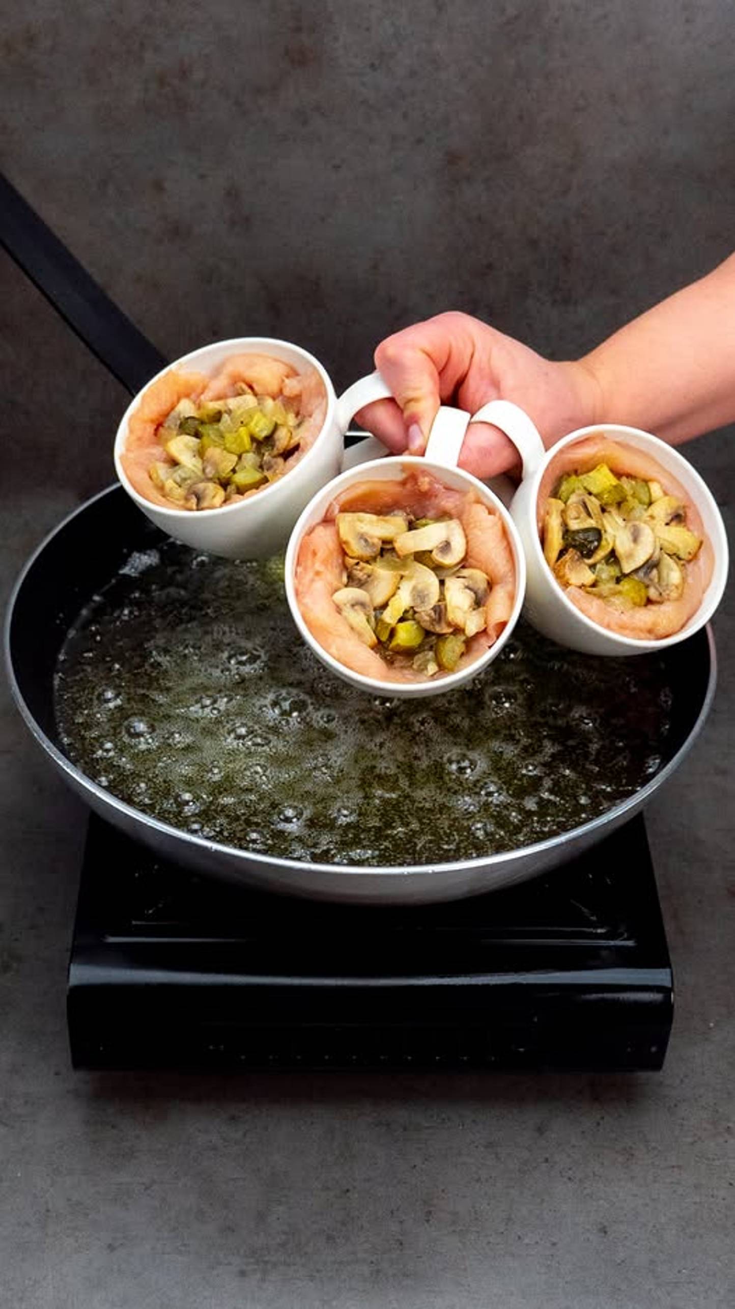 Я приготовила куриную грудку в кружке. Ничего вкуснее я не ел