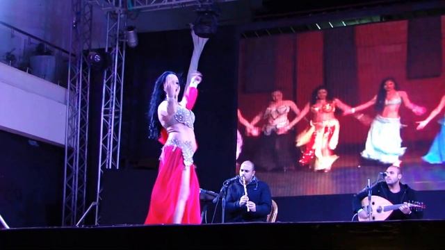 Sahar (Darya Miroshnikova) dancing with taht. "Zay al asal".