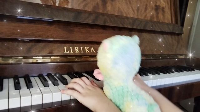 Басик учится играть на пианино.