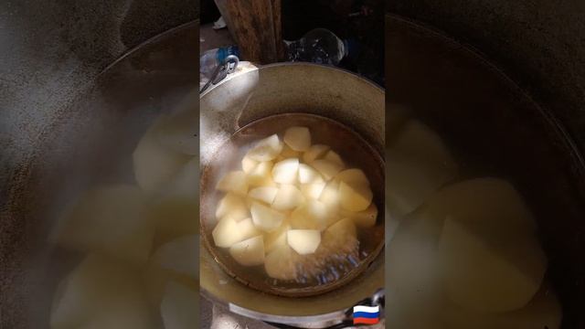 Окопный обед. Толченка с подливкой и салатом. Мы из Краснодара