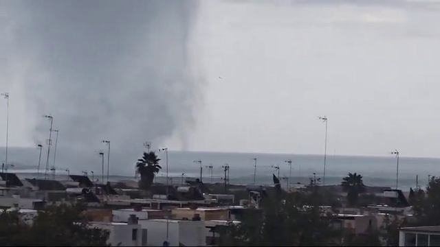 🌪Торнадо прошелся сегодня по испанскому городу Исла-Кристина, Андалусия.