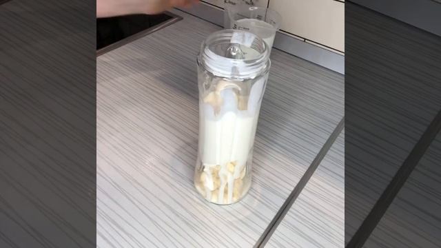 Молочный коктейль с бананом и мороженым 🥛