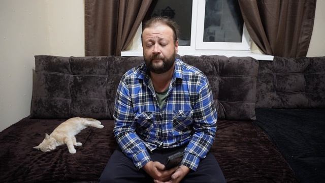 Читаю и отвечаю на ваши комментарии как мы всей семьей ели за обеденным столом салат