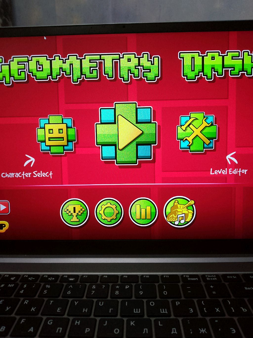 ИГРАЮ В GEOMETRY DASH😄