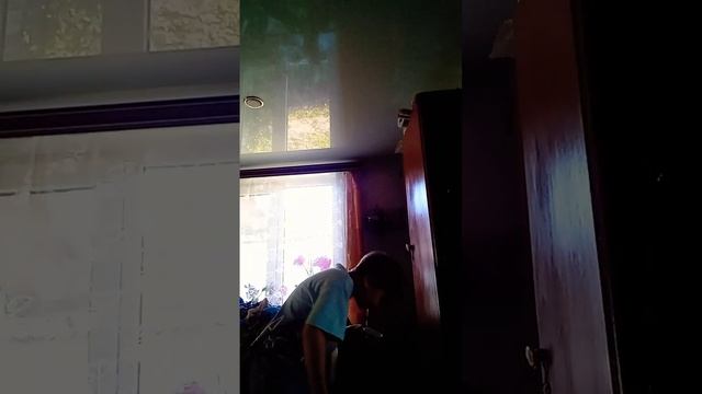 пью дедушке горячий чай без сахара.