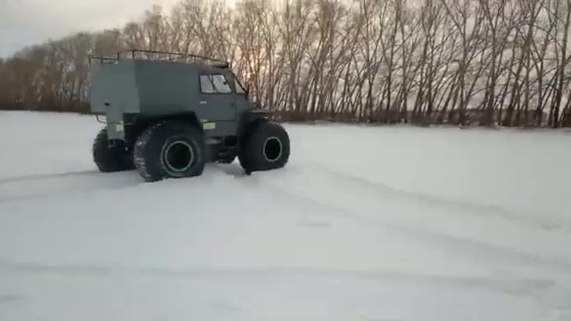 по глубокому снегу на вездеходах Тайпан