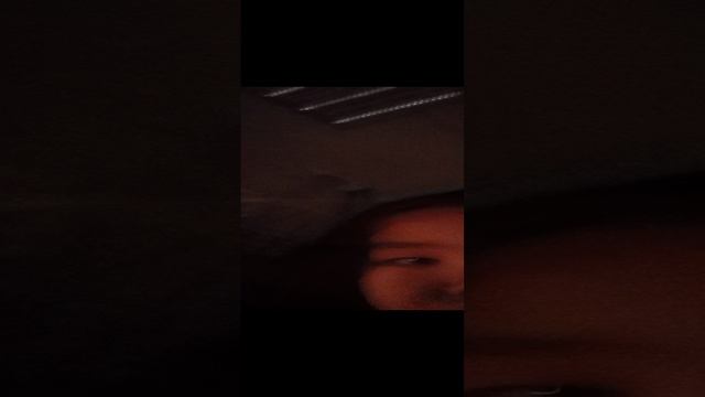 в темноте в комнате с другими с носами друзьями и сестрёнками и брат и его друг беспорядок в комнате